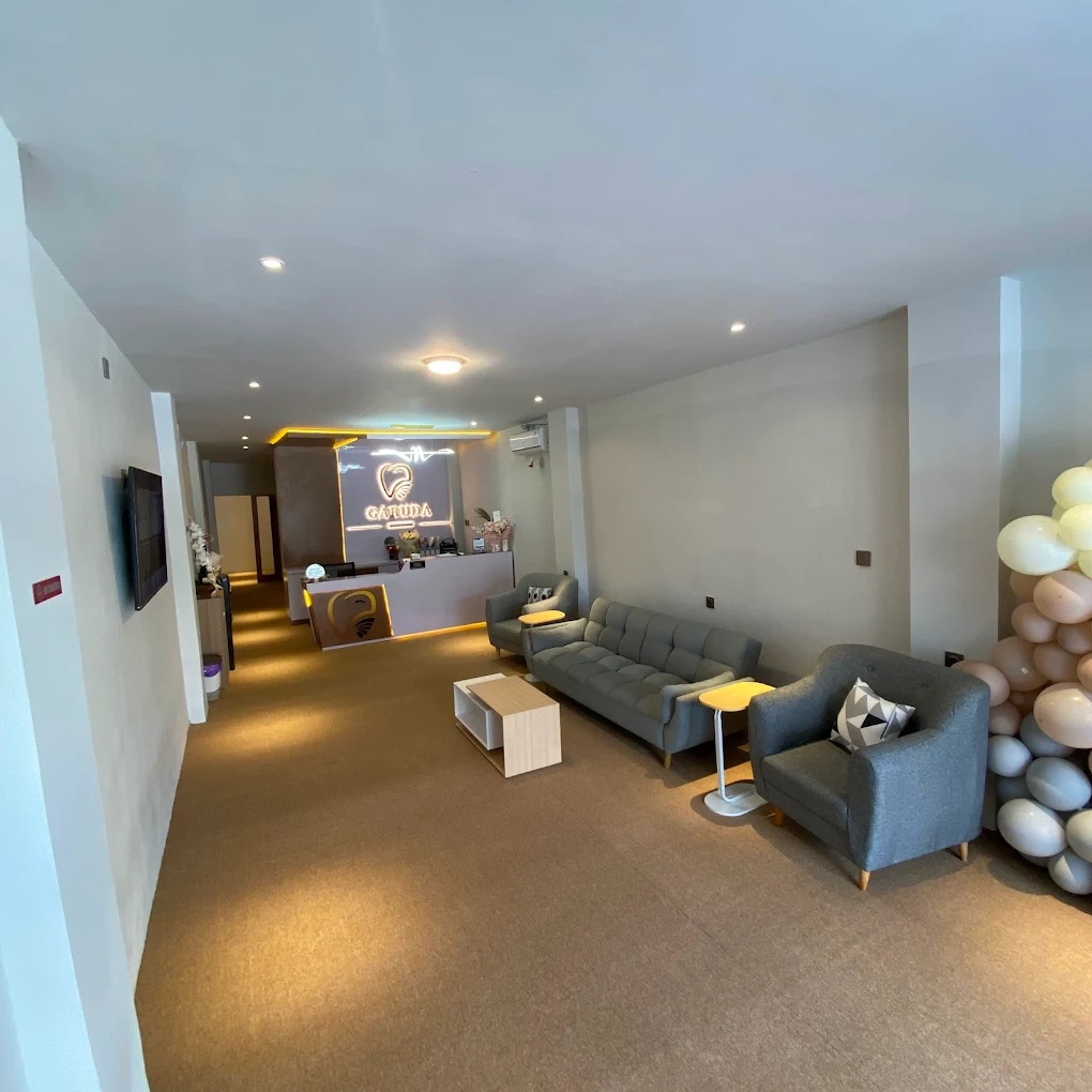 Ruang tunggu lounge premium dengan sofa abu-abu