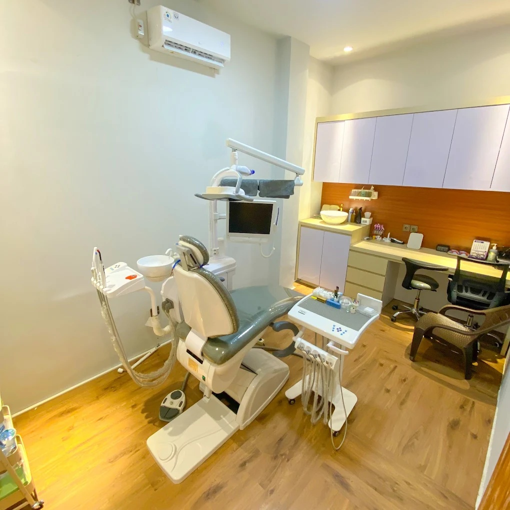 Ruang tindakan dengan kursi dental modern dan peralatan mutakhir